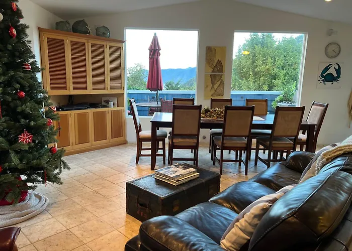 Best Garden View And Ocean View And Sounds-Hot Tub-Bbq-Sleeps 6