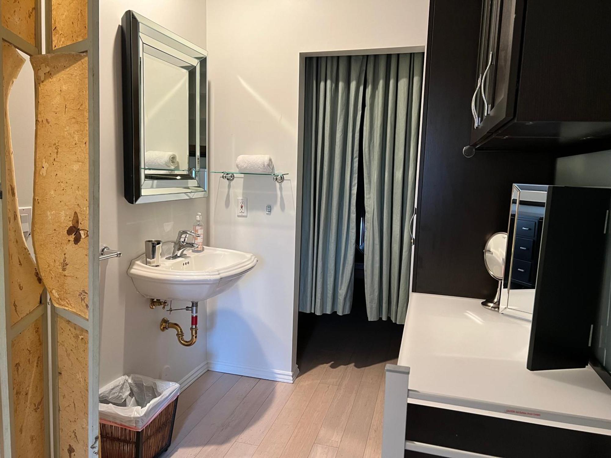Garden View And Ocean View And Sounds-hot Tub-bbq-sleeps 6 *