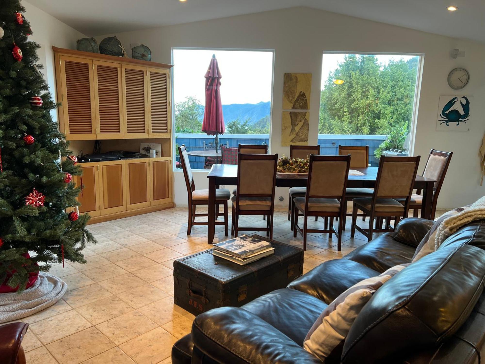 Garden View And Ocean View And Sounds-hot Tub-bbq-sleeps 6 Holiday home *
